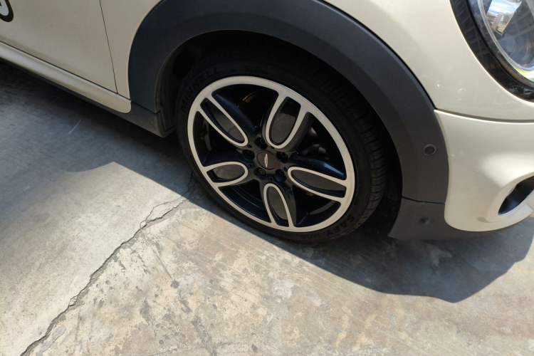 Used MINI 2019 2.0T COOPER S Racing Edition Five-Door Version Right Front Wheel Hub