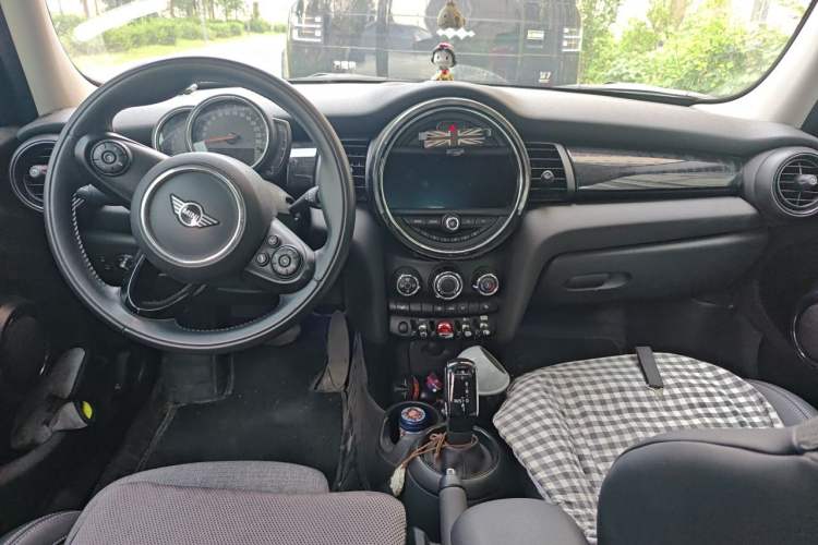 Used MINI 2019 1.5T COOPER Classic Edition Five-Door Version Center Console