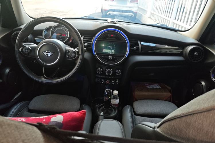 Used MINI 2019 1.5T COOPER Classic Edition Five-Door Version Center Console