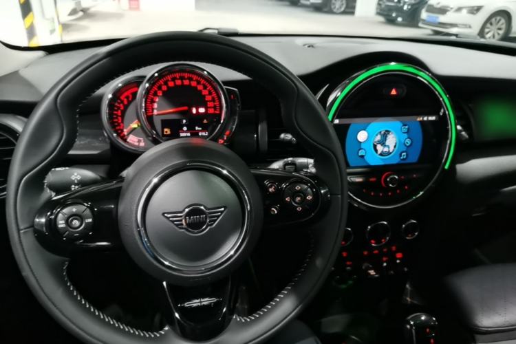 Used MINI 2019 1.5T COOPER Artist Five-Door Edition Center Console