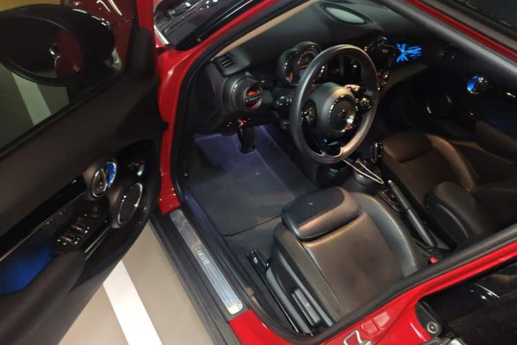 Used MINI 2019 1.5T COOPER Artist Five-Door Edition Driver Seat
