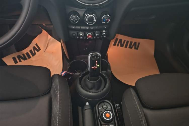 Used MINI 2019 1.5T COOPER Classic Edition Five-Door Version Gear Lever