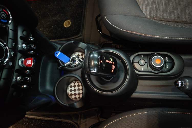 Used MINI 2019 1.5T ONE Five-Door Edition Gear Lever
