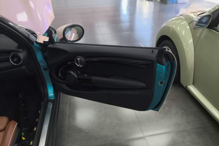 Used MINI 2019 1.5T COOPER CABRIO Artist Interior 5