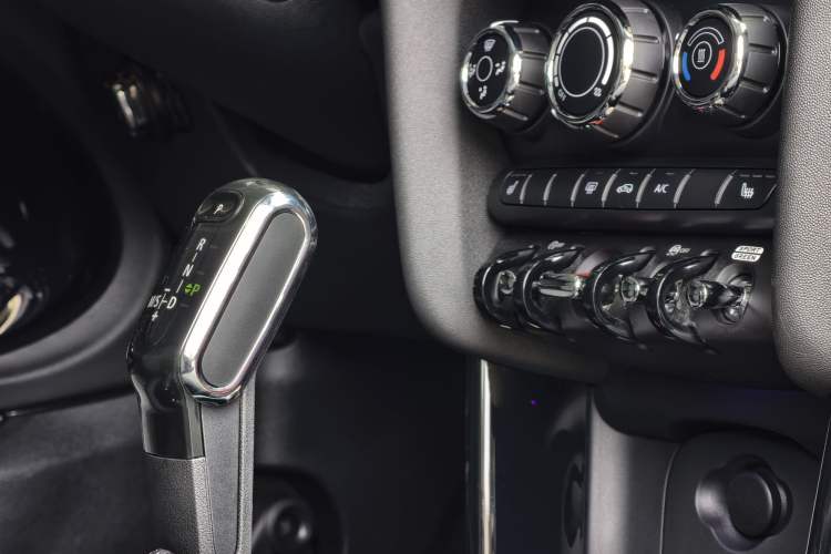 Used MINI 2019 1.5T COOPER Classic Edition Interior 6