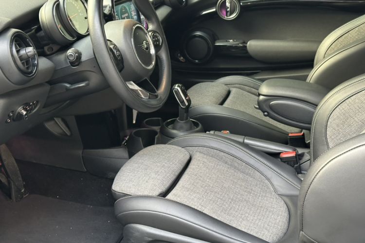Used MINI 2019 1.5T COOPER Classic Edition Interior 4