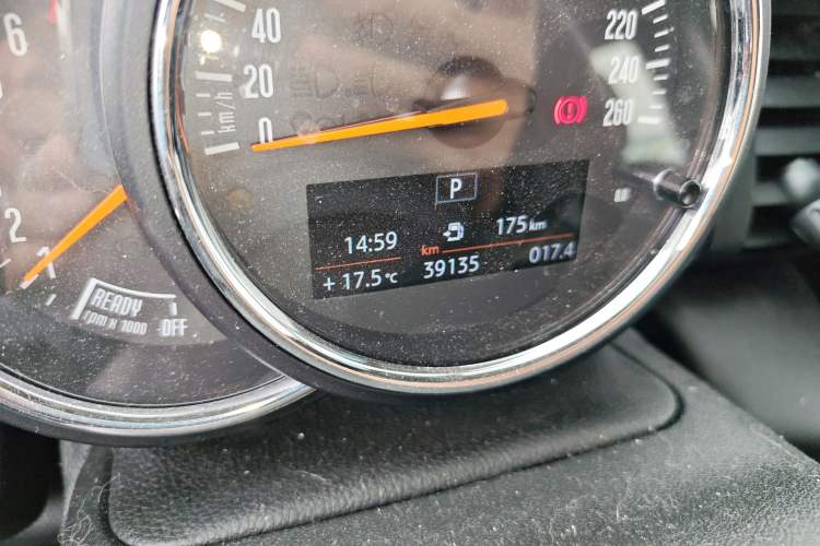 Used MINI 2019 1.5T COOPER Artist Odometer Close Up