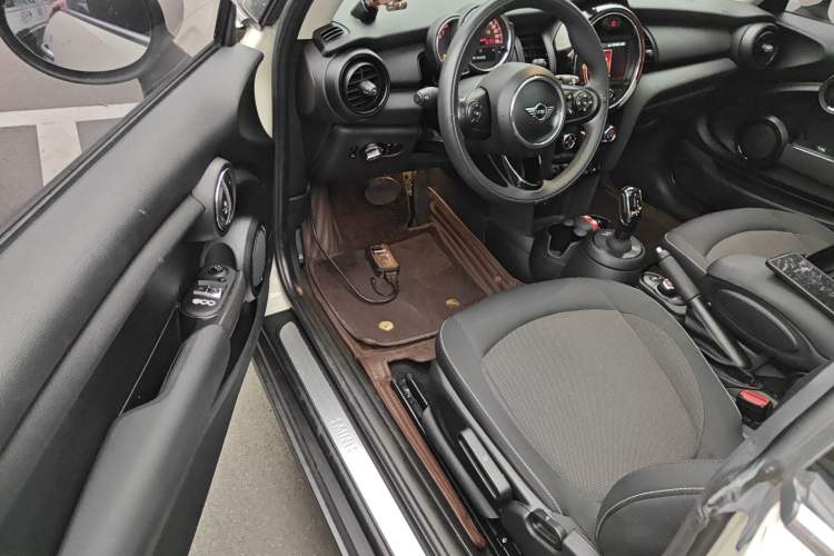 Used MINI 2019 1.5T ONE Driver Seat