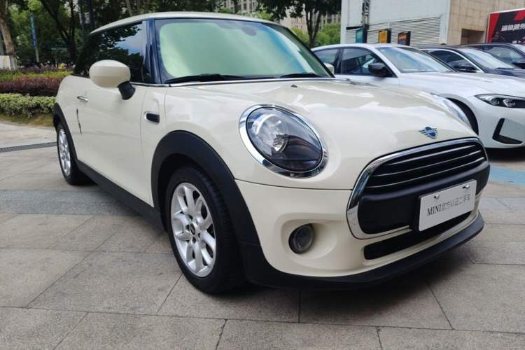 Used MINI 2019 1.5T ONE Front Right 45 Deg