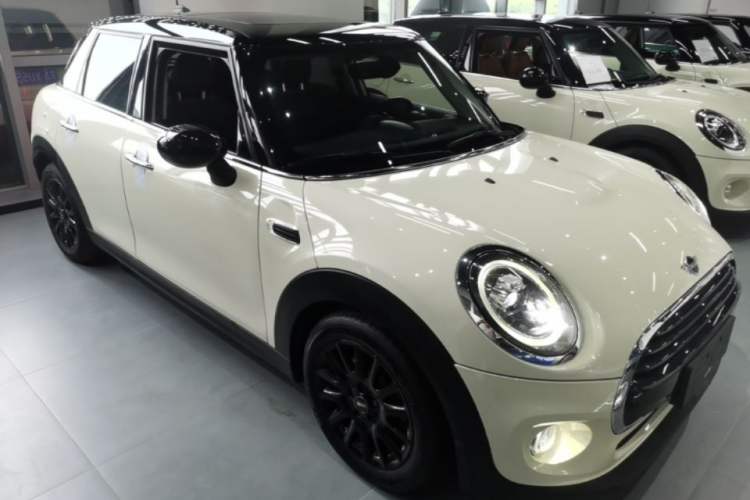 Used MINI 2019 1.5T COOPER Classic Edition Five-Door Version Front Right 45 Deg