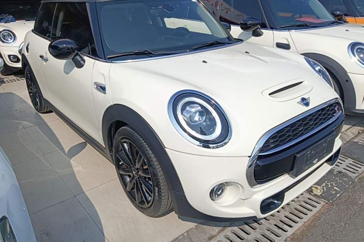 Used MINI 2019 2.0T COOPER S Classic Edition Front Right 45 Deg