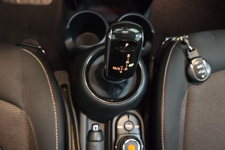 Used MINI 2019 1.5T ONE PLUS Five-Door Edition Gear Lever