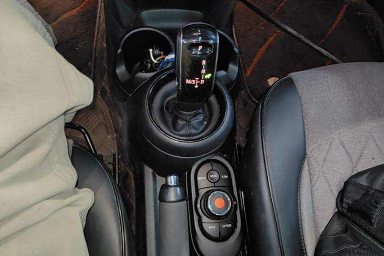 Used MINI 2019 1.5T ONE Five-Door Edition Gear Lever