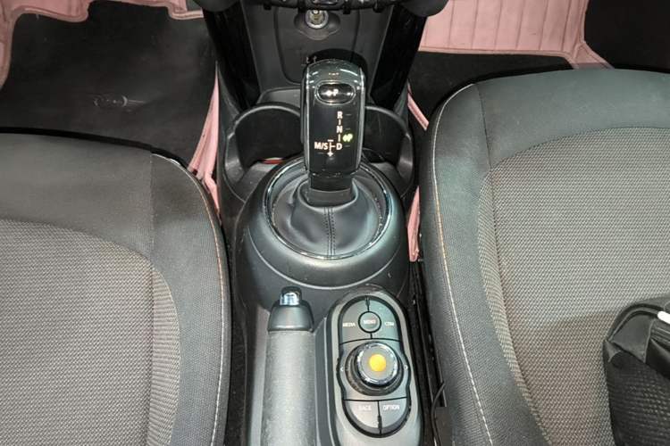 Used MINI 2019 1.5T ONE PLUS Five-Door Edition Gear Lever