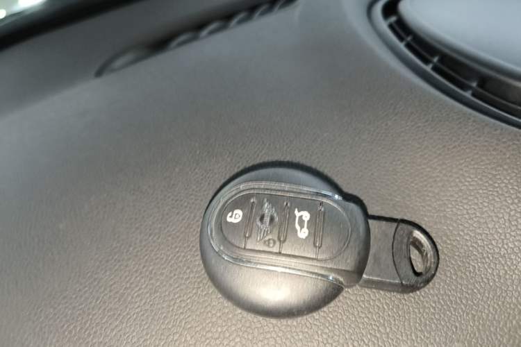 Used MINI 2019 1.5T COOPER Artist Interior 1