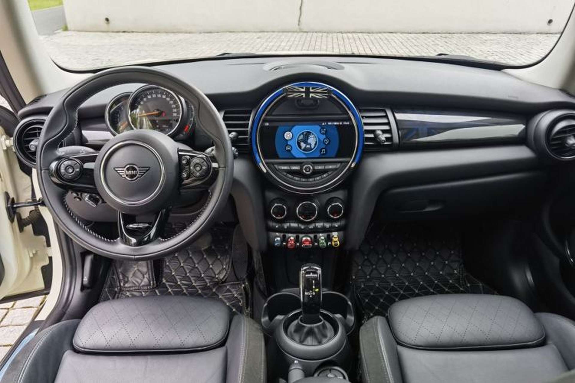 Used MINI 2019 1.5T COOPER Artist Interior 1