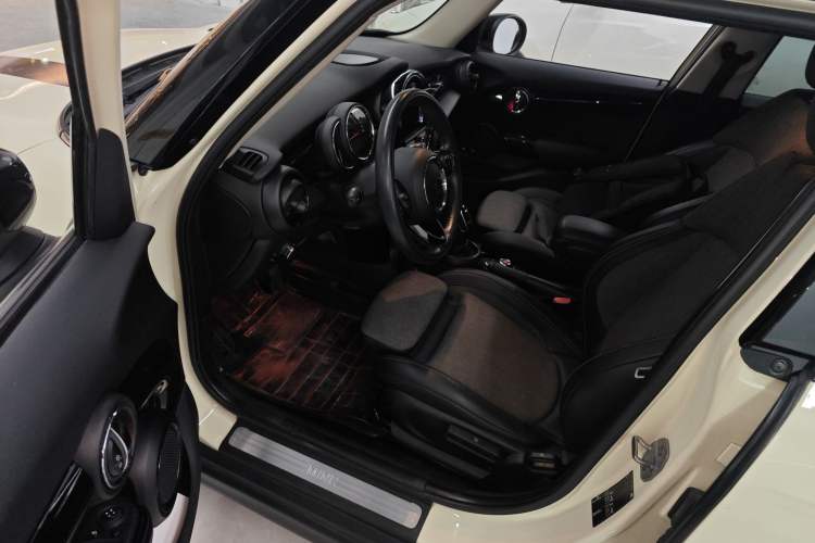 Used MINI 2019 1.5T COOPER Classic Edition Five-Door Version Interior 3