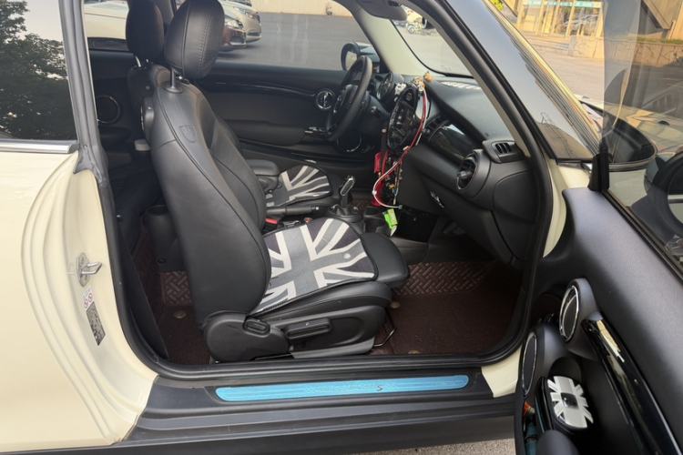 Used MINI 2019 2.0T COOPER S Artist Interior 3