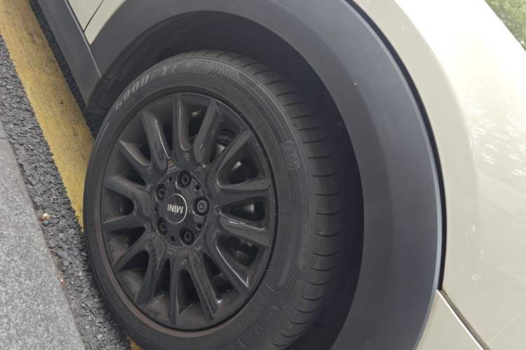 Used MINI 2019 1.5T ONE PLUS Five-Door Edition Right Front Wheel Hub