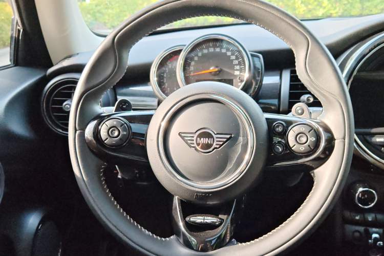 Used MINI 2019 2.0T COOPER S Artist Interior 8