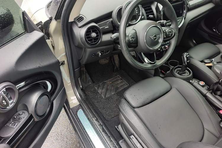 Used MINI 2020 1.5T COOPER Classic Edition Interior 3