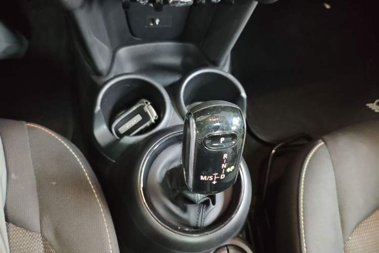Used MINI 2020 1.5T ONE Five-Door Edition Gear Lever