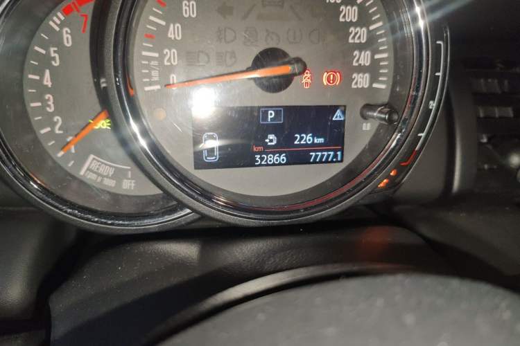 Used MINI 2020 1.5T ONE Odometer Close Up