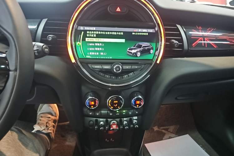 Used MINI 2020 1.5T COOPER Five-Door Midnight Red Limited Edition Audio And AC Panel