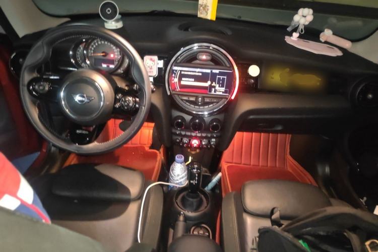Used MINI 2020 1.5T COOPER Three-Door Midnight Red Limited Edition Center Console