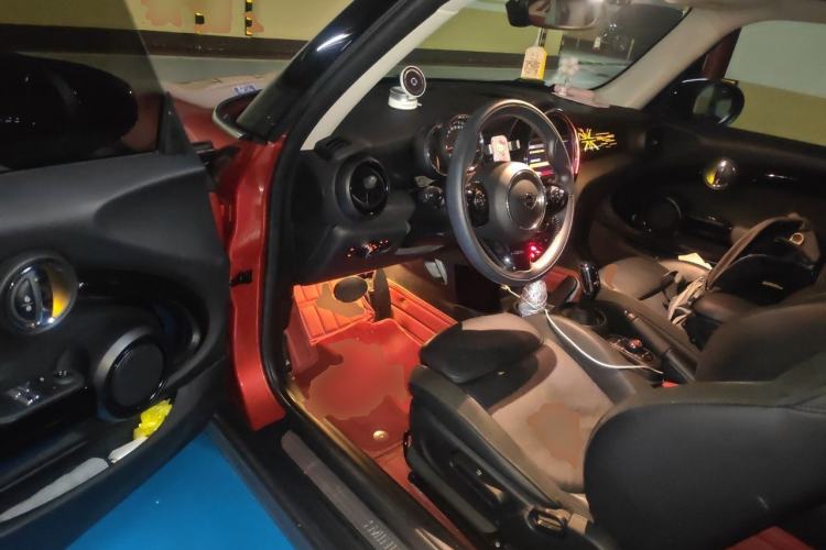 Used MINI 2020 1.5T COOPER Three-Door Midnight Red Limited Edition Driver Seat