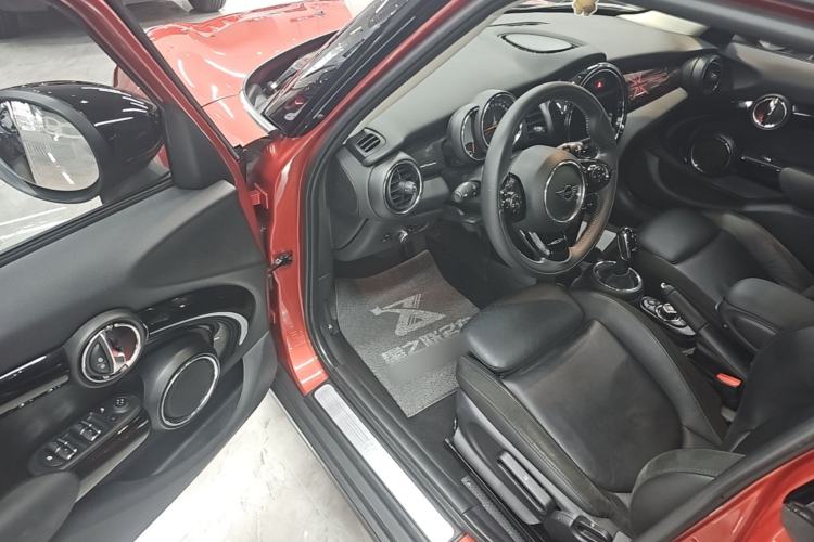 Used MINI 2020 1.5T COOPER Five-Door Midnight Red Limited Edition Driver Seat