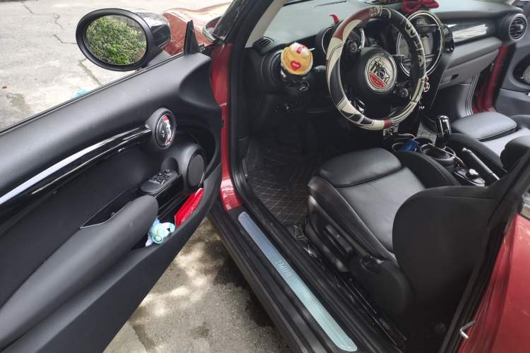 Used MINI 2020 1.5T COOPER Three-Door Midnight Red Limited Edition Driver Seat