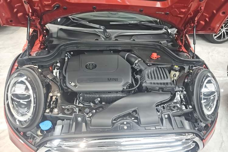 Used MINI 2020 1.5T COOPER Five-Door Midnight Red Limited Edition Engine Bay