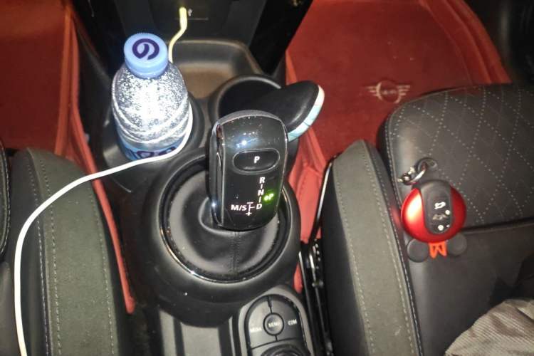 Used MINI 2020 1.5T COOPER Three-Door Midnight Red Limited Edition Gear Lever