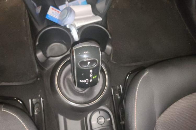 Used MINI 2020 1.5T ONE Five-Door Edition Gear Lever
