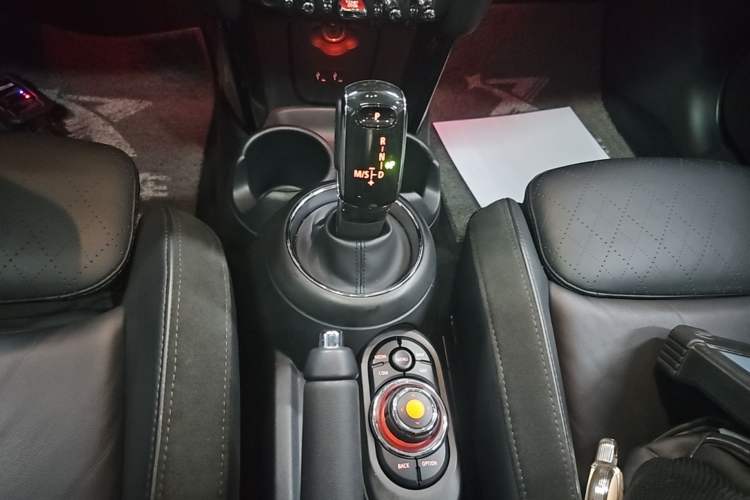 Used MINI 2020 1.5T COOPER Five-Door Midnight Red Limited Edition Gear Lever