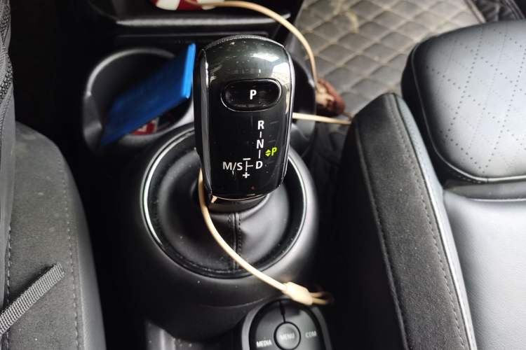 Used MINI 2020 1.5T COOPER Three-Door Midnight Red Limited Edition Gear Lever