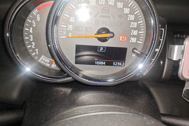 Used MINI 2020 1.5T COOPER Three-Door Midnight Red Limited Edition Odometer Close Up