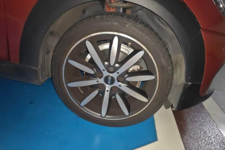 Used MINI 2020 1.5T COOPER Three-Door Midnight Red Limited Edition Right Front Wheel Hub