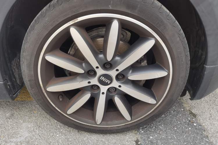 Used MINI 2020 1.5T COOPER Three-Door Midnight Red Limited Edition Right Front Wheel Hub