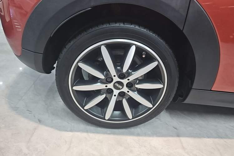 Used MINI 2020 1.5T COOPER Five-Door Midnight Red Limited Edition Right Rear Wheel Hub