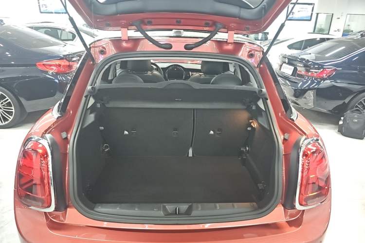 Used MINI 2020 1.5T COOPER Five-Door Midnight Red Limited Edition Trunk
