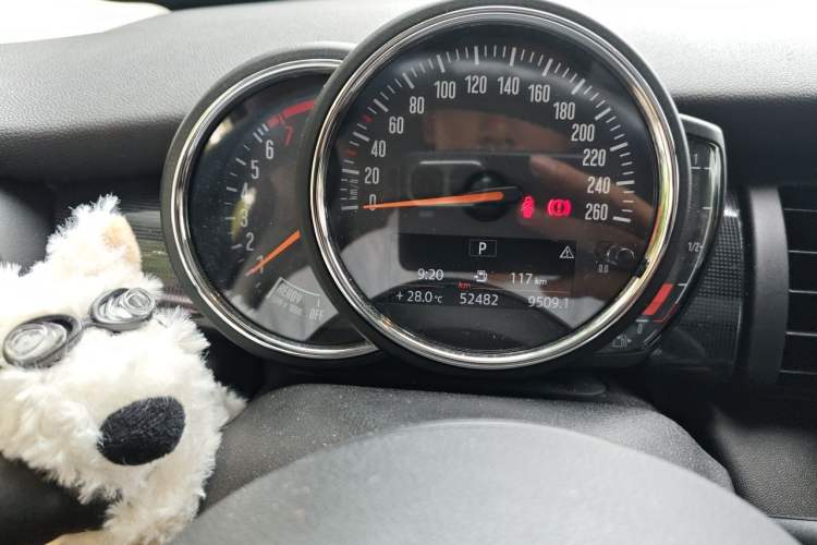 Used MINI 2020 1.5T COOPER Artist Odometer Close Up