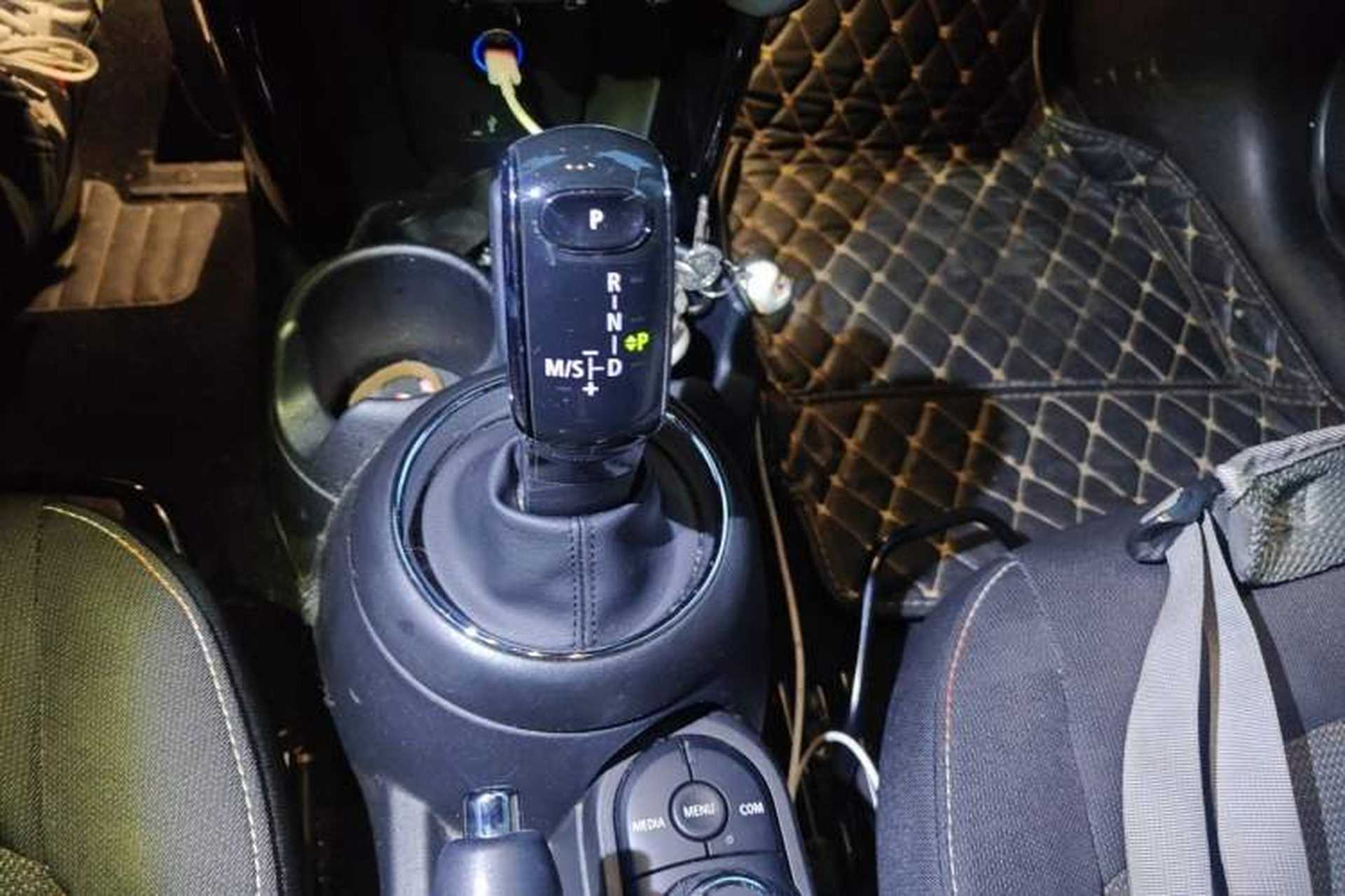 Used MINI 2020 1.5T ONE PLUS Five-Door Edition Gear Lever