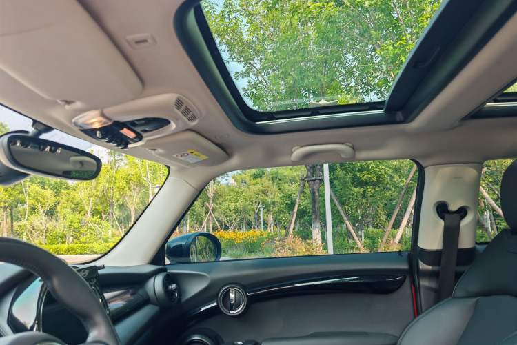 Used MINI 2020 1.5T COOPER Classic Edition Interior 2