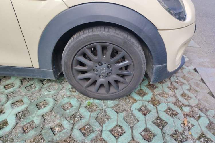 Used MINI 2020 1.5T ONE PLUS Five-Door Edition Right Front Wheel Hub