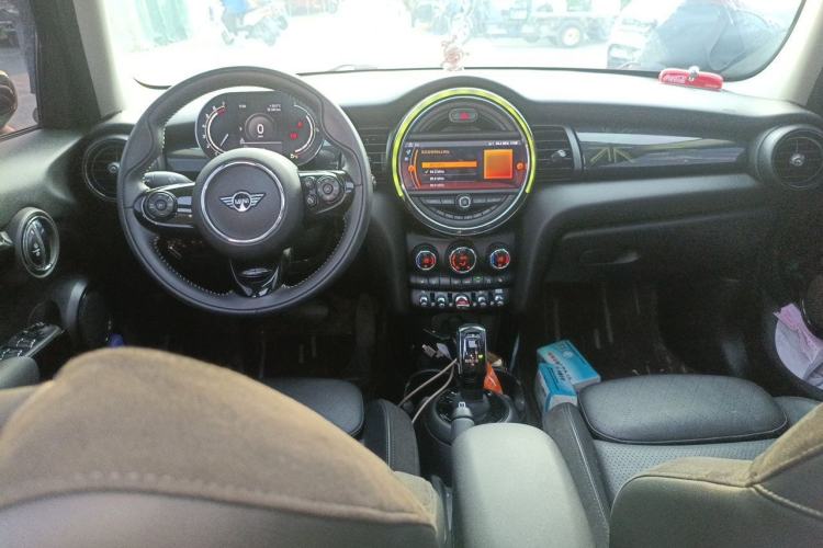 Used MINI 2021 1.5T COOPER Artist Five-Door Edition Center Console