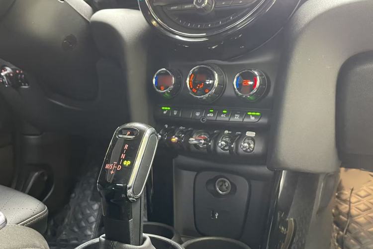 Used MINI 2021 1.5T COOPER CABRIO Artist Interior 3