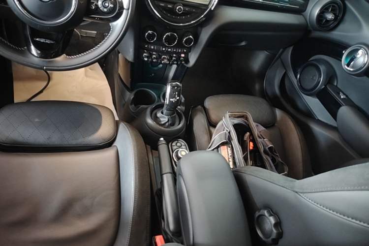 Used MINI 2021 1.5T COOPER Artist Five-Door Edition Gear Lever