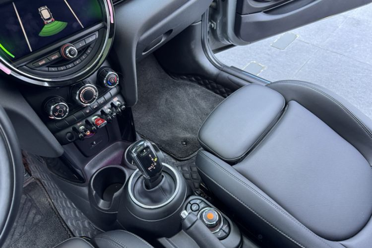 Used MINI 2021 1.5T COOPER Classic Edition Interior 2